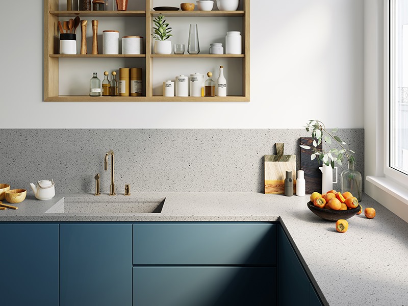 Mẫu đá bếp nhân tạo solid surface dòng granite màu trung đem lại cảm giác mạnh mẽ, chắc chắn